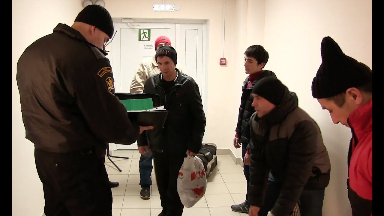 Принудительное выдворение нелегальных мигрантов | УФССП России по Омской области смотреть онлайн