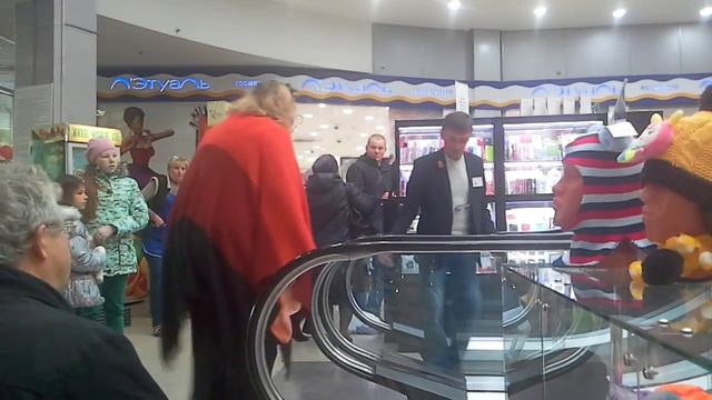 Бабка "сломала ногу" на эксколаторе смотреть онлайн
