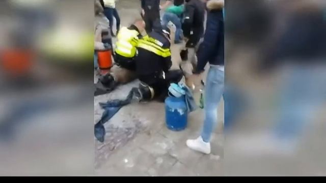 Самые странные случаи, когда были засняты на камеру наблюдения. Посмеялись все прохожие. смотреть онлайн