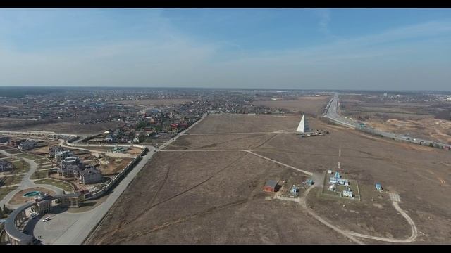 Вид с высоты 100 метров на пирамиду которой НЕТ у Новорижского шоссе, Московская область, Россия смотреть онлайн