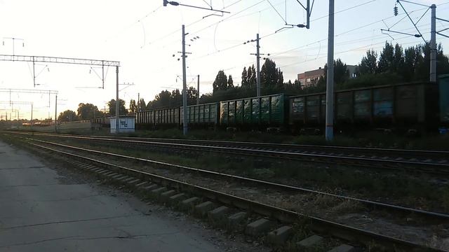 ВЛ80С-646 с грузовым поездом и приветливый машинист. смотреть онлайн