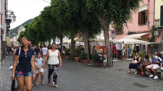 Дочки-матери галопом по Европам: Форио, Искья смотреть онлайн