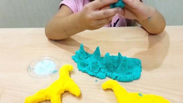 ПОЛИНА ИГРАЕТ С ПАПОЙ ШАРИКОВЫМ ПЛАСТИЛИНОМ смотреть онлайн