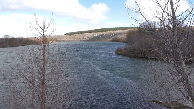 Слияние реки Олым и Быстрая Сосна