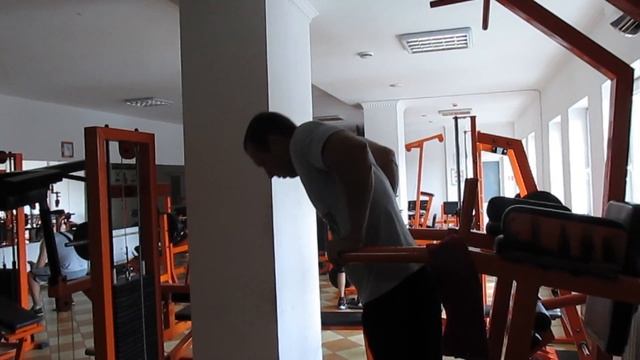 первая тренировка в тренажерном зале.разминка в зале. смотреть онлайн