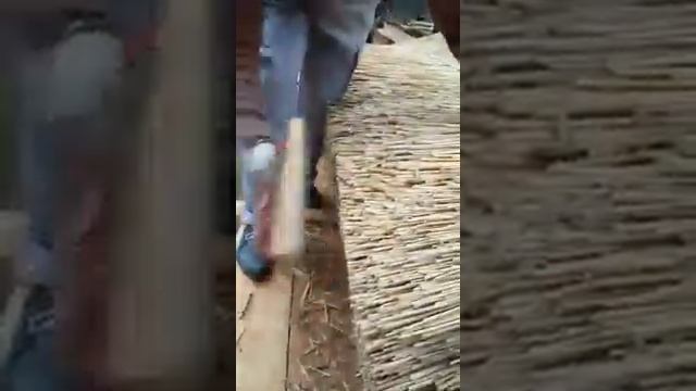 Монтаж соломенной кровли смотреть онлайн