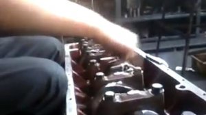 Показано как должен вращаться коленвал в блоке двигателя Д 260