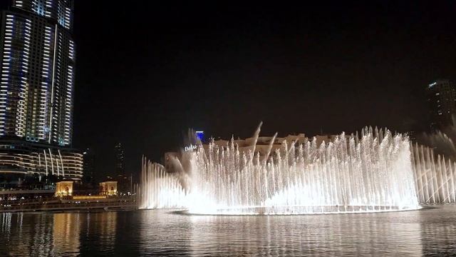 Шоу фонтанов в Дубае. Поющие и танцующие фонтаны. ОАЭ vlog. The Dubai Fountain show смотреть онлайн