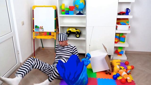 Матео Батео оставил собаку Лаки одного дома и пришел воришка смотреть онлайн