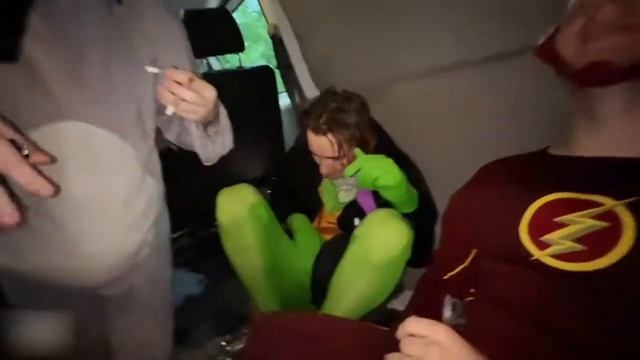 ХАЗЯЕВА СИДЯТ УГАШЕННЫЕ В МИКРОАВТОБУСЕ | ПАРАДЕЕВИЧ ФРАМЕТАМЕР КУЕРТОВ ПЛОХОЙ ПАРЕНЬ КОРЕШ ЭКСАЙЛ смотреть онлайн