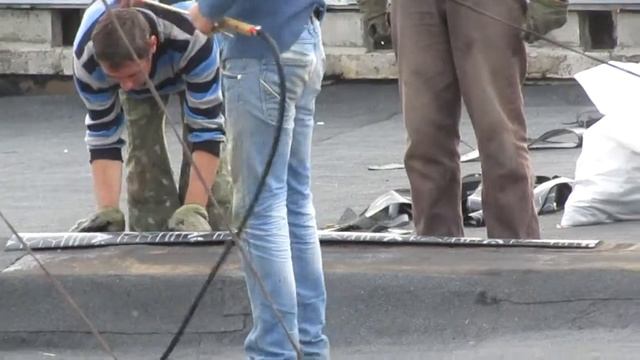 РЕМОНТИРУЮТ ПЛОСКУЮ КРЫШУ ХРУЩЕВКИ НА ХБК 28 10 2019 г смотреть онлайн