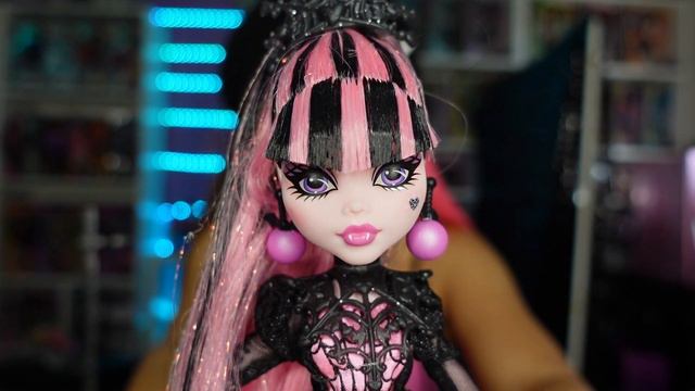 NEW Monster High HOWLIDAY Draculaura Winter Edition Doll Review смотреть онлайн