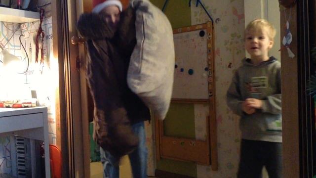 сценка в "защиту деда мороза" смотреть онлайн