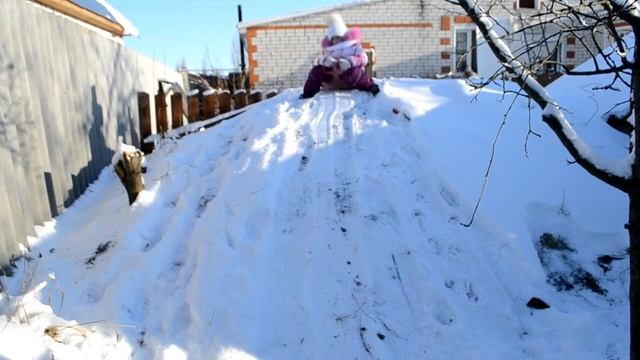 Vlog.Горка.Катание на санках ледянках. Хаски рады зиме.Видео для детей. смотреть онлайн