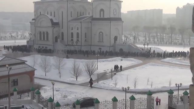 Очередь за Крещенской Святой водой. Преображенский Собор, г. Абакан. 19.01.2014 смотреть онлайн