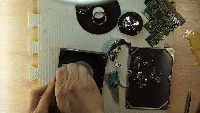 Золото и другие ценности из жесткого диска. Разборка HDD. смотреть онлайн