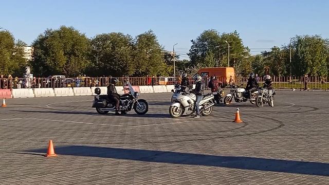 Мотоджимхана в Волжском: показательные выступления, мото-хаос, куча-мала, 15.10.2022_4 смотреть онлайн