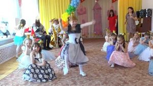 Зажигательный танец на выпускном утреннике в детском саду