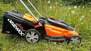 ДАЧНЫЙ ОБЗОР газонокосилки Daewoo DLM 1800E и сравнение её с триммером.