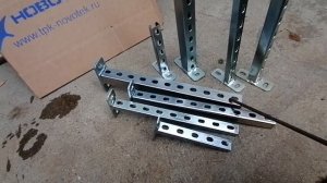 Консоли для крепления трубы к стене.