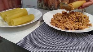 Каннеллони с фаршем  под соусом Бешамель.