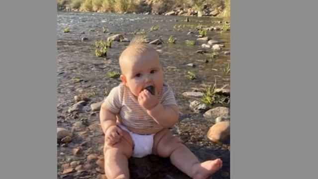 Младенец ест песок и облизывает камни, а мама даёт ему ещё смотреть онлайн