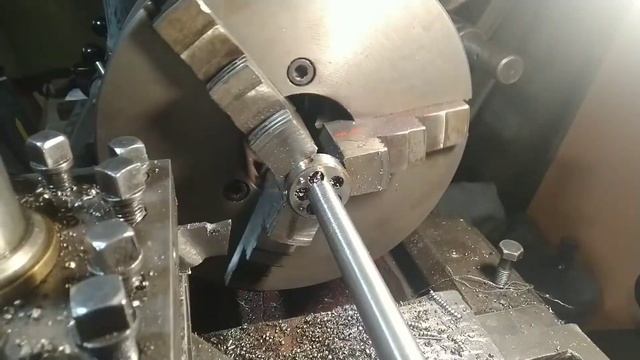 Токарный станок 1616. Нарезаем левую резьбу м16 без плашкодержателя, сломался. Threading on a lathe смотреть онлайн