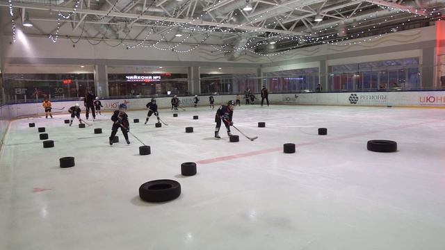 Лучшее упражнение для обводки игрока. Детский и юношеский #хоккей Hockey Way. смотреть онлайн