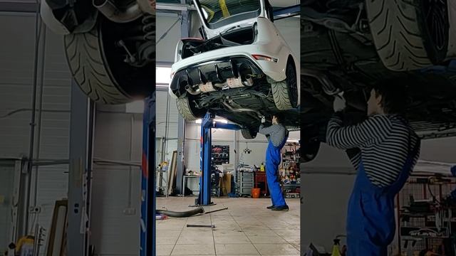 Выхлоп KMS thunderstorm Ford Focus RS за 3 минуты смотреть онлайн