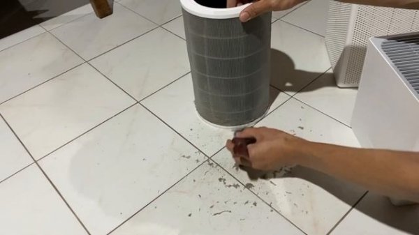 Demonstration on how to clean the filter of XIAOMI Smart Air Purifier 4 Lite