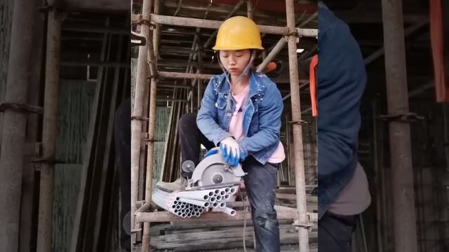 Молодая девушка с отличными навыками укладки плитки - непревзойденные навыки укладки плитки ЧАСТЬ 33 смотреть онлайн