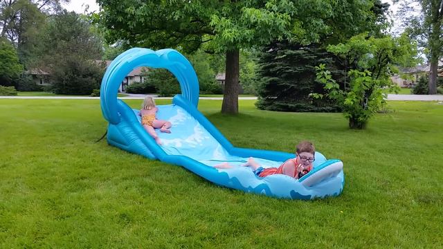 Ethan & Amelia on the Surf and Slide смотреть онлайн