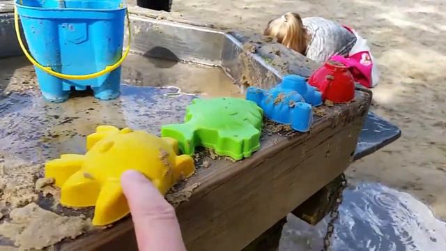 Learn colors with sandpit molds | playground fun | Blue Orange смотреть онлайн