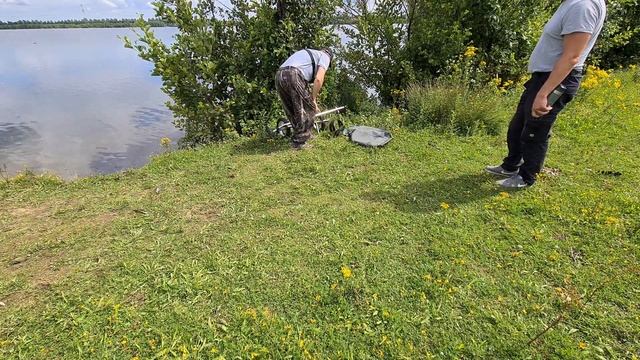 Фидерная рыбалка в день рыбака. Трофейный лещ!!! смотреть онлайн