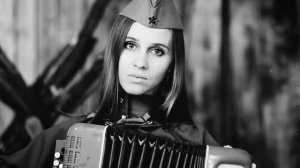 В ЗЕМЛЯНКЕ военная песня