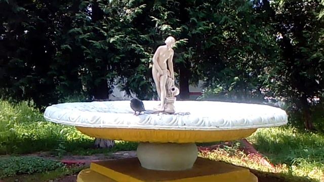 Фонтан в виде девушки с кувшином в городе Луга в Ленинградской области. Лето 2021 смотреть онлайн