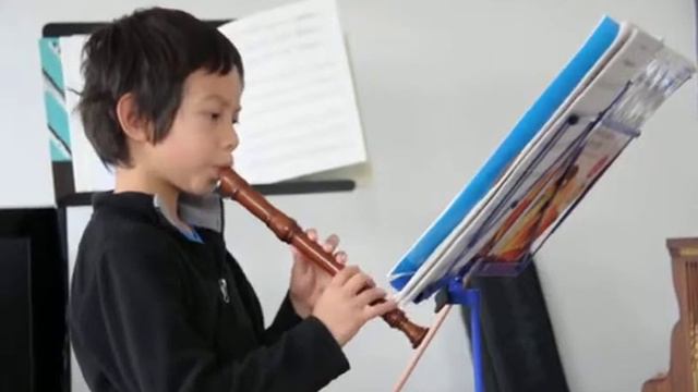 Noé plays Study in Pink (ABRSM Grade 3 Descant Recorder) смотреть онлайн