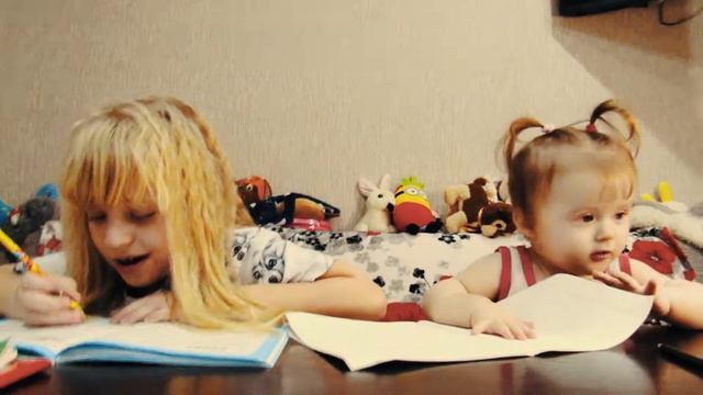 СЕСТРА ПОМОГАЕТ МНЕ С УРОКАМИ! смотреть онлайн