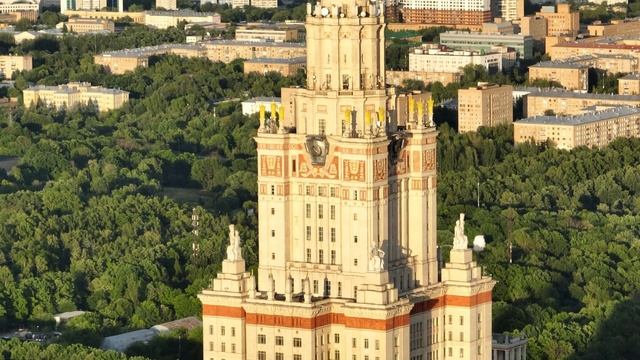 Главное здание МГУ на Воробьевых горах. Сталинская высотка. Москва [Drone 4K 60fps] смотреть онлайн