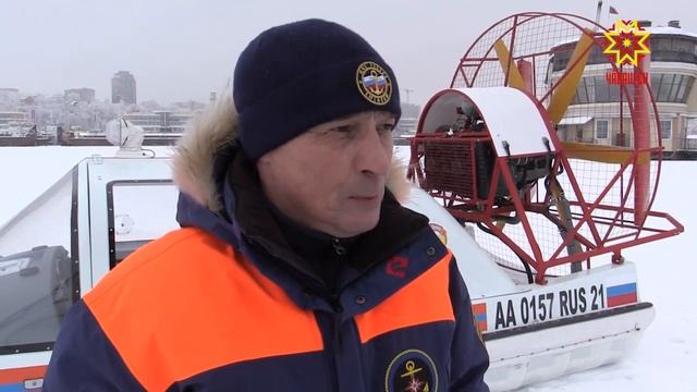 Тренировка спасателей по оказанию помощи провалившимся под лед прошла в акватории Волги. смотреть онлайн