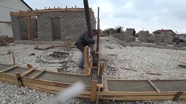 Строим дом сами. Заливаем ленту забора, армопояс стен дома. Работа бетононасоса. Кладка второго дом смотреть онлайн