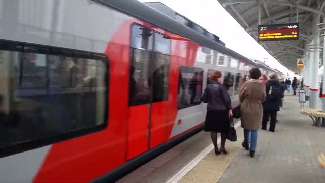 Приехал поезд МЦК, чтоб открылась дверь - надо нажать на кнопочку! Сами двери по себе не откроются. смотреть онлайн