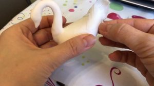 Лебеди из мастики. Крылья из вафельной бумаги. Мастер-класс.