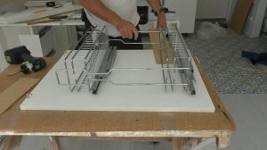 Как установить карго Muller с боковым креплением.  Бутылочница в кухню с доводчиком