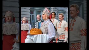 На Руси гостей по обычаю встречали хлебом и солью.