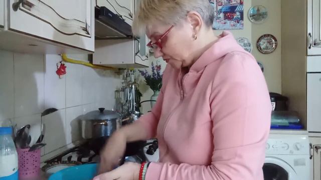 Света нет, но пытаюсь сделать рыбных котлет.... смотреть онлайн