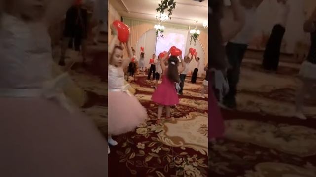 Танец с сердечками на празднике Дня матери смотреть онлайн