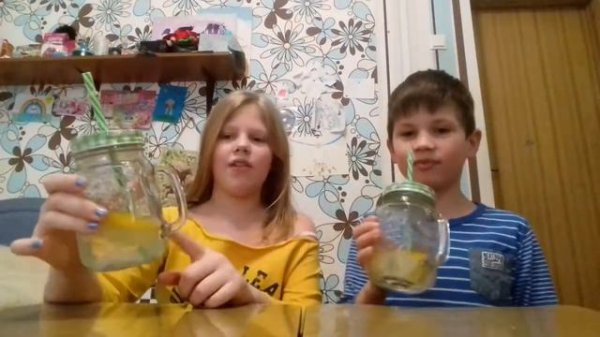 Кто быстрее выпьет воду челлендж . Вода с лимоном 🍋💧