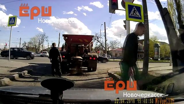 В Новочеркасске «нанотехнологии» дорожных рабочих попали на видео смотреть онлайн