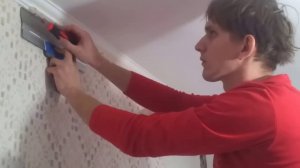 Клеим обои за трубами